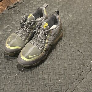 Nike Men's Olive Green and Black Low-Top Sneakers